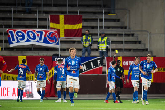 Norrbys Luis Argudo tilldelas ett gult kort
