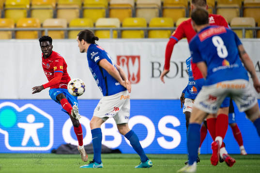 Helsingborgs Benjamin Acquah och Norrbys Nino Osmanagic