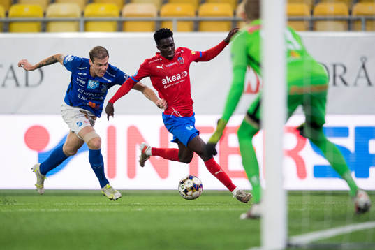 Helsingborgs Benjamin Acquah och Norrbys Nicklas Savolainen