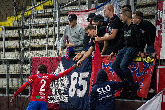 Helsingborgs Ravy Tsouka-Dozi tackar supportrarna