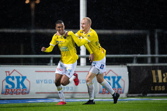 Falkenbergs Oliver Hintsa och Adam Bergmark Wiberg jublar