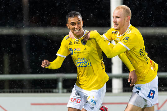 Falkenbergs Oliver Hintsa jublar med Adam Bergmark Wiberg
