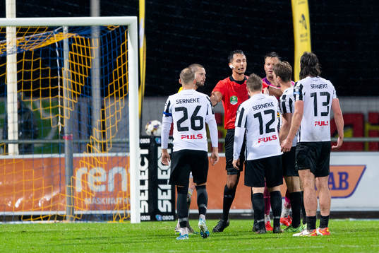 Domare Adi Aganovic i diskussion med Landskronas spelare