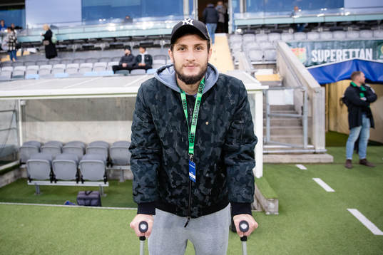 GAIS Adnan Maric på kryckor innan fotbollsmatchen i