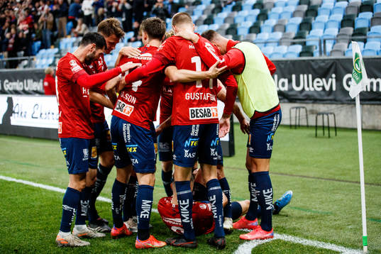 Örgrytes Ajdin Zeljkovic jublar med lagkamrater