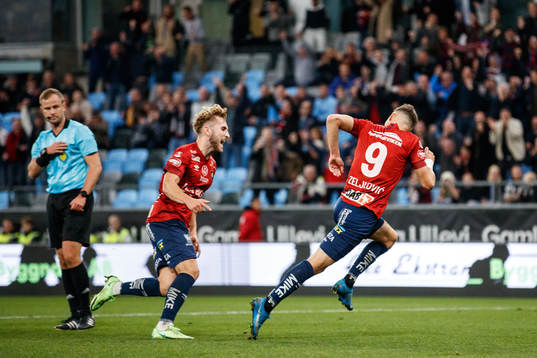 Örgrytes Ajdin Zeljkovic jublar med Jack Cooper Love