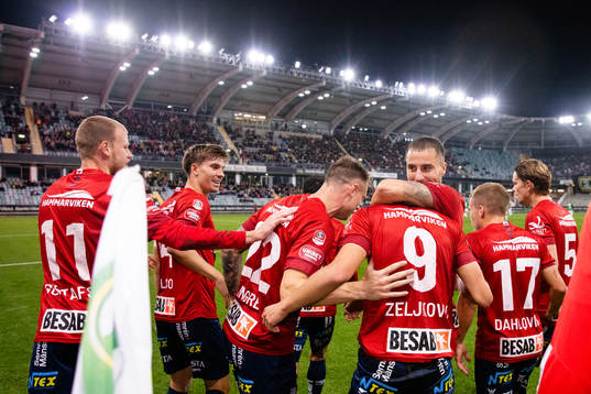 Örgrytes Ajdin Zeljkovic jublar med lagkamrater