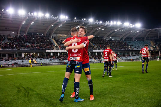 Örgrytes Ajdin Zeljkovic jublar ihop med Daniel Paulson