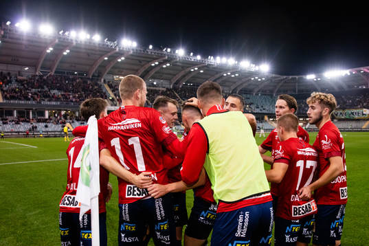 Örgrytes Ajdin Zeljkovic jublar med lagkamrater