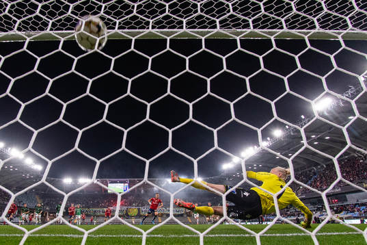 Örgrytes Ajdin Zeljkovic skjuter 0-1 på straff bakom GAIS