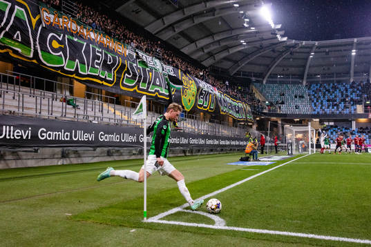 GAIS Adam Egnell slår en hörna