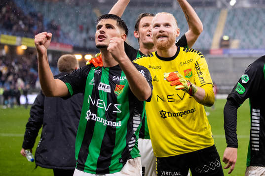 GAIS Emin Grozdanic och målvakt Mathias Karlsson jublar