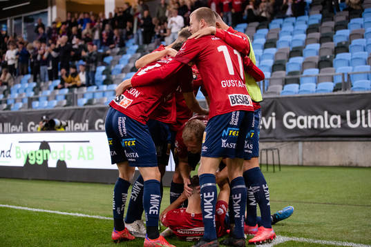 Örgrytes Ajdin Zeljkovic jublar med lagkamrater