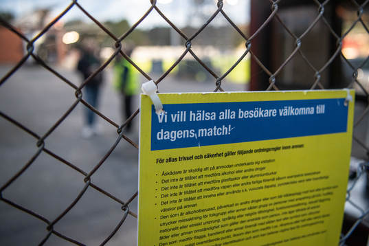 En informationsskylt som välkomnar publiken tillbaka på