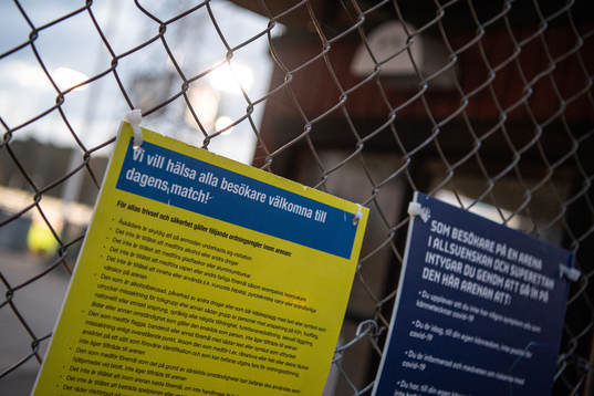 En informationsskylt som välkomnar publiken tillbaka på