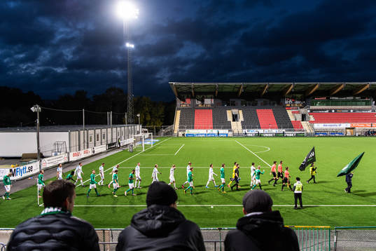 Spelarna gör entré framför supportrar