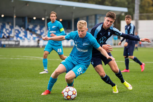 Aleksandr Sandrachuk of Zenit and Samuel Burakovsky of