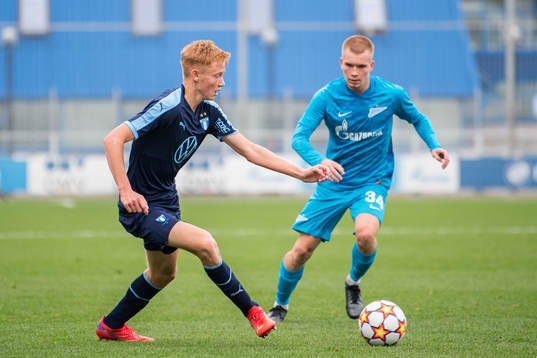 Hugo Larsson of Malmö FF and Matvei Troshchenkov of Zenit