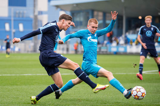 Samuel Burakovsky of Malmö FF and Vladislav Saus of Zenit