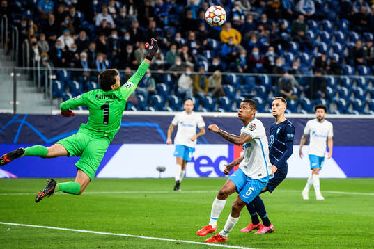 goalkeeper Stanislav Kritciuk and Wilmar Barrios of Zenit