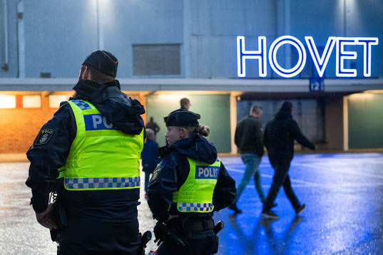 Polisen utanför ishockeymatchen i SHL mellan Djurgården