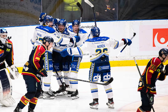 Leksands Max Veronneau jublar med lagkamrater