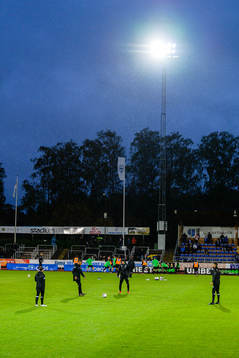 Västerås spelare värmer upp före fotbollsmatchen i