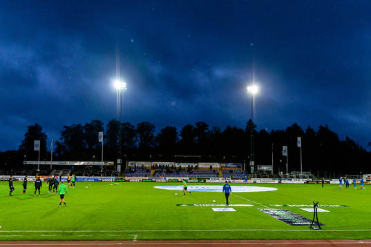 Lagen värmer upp före fotbollsmatchen i Superettan mellan