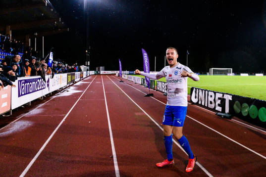 Värnamos Freddy Winsth jublar framför fansen