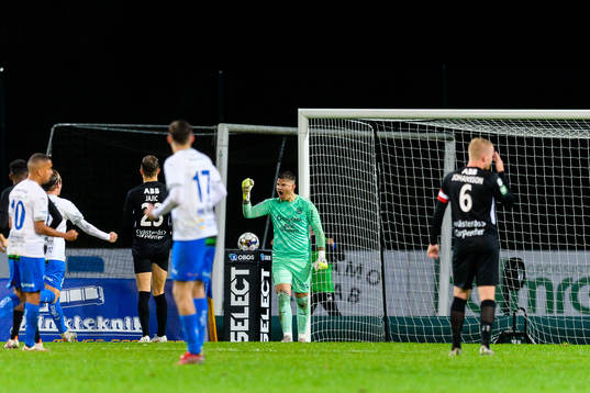 Värnamos målvakt Filip Eriksson jublar
