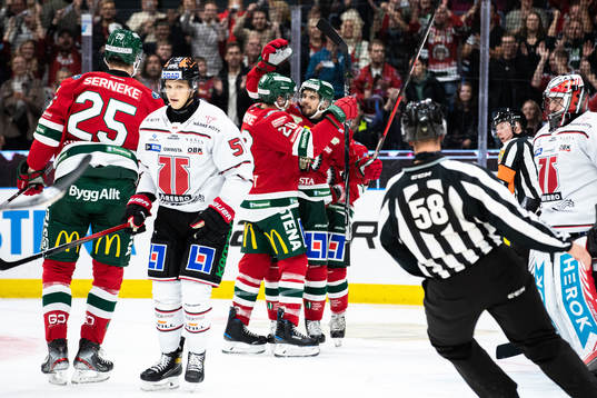 Frölundas Michael Spacek jublar med lagkamrater