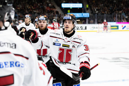 Örebros Emil Larsson jublar