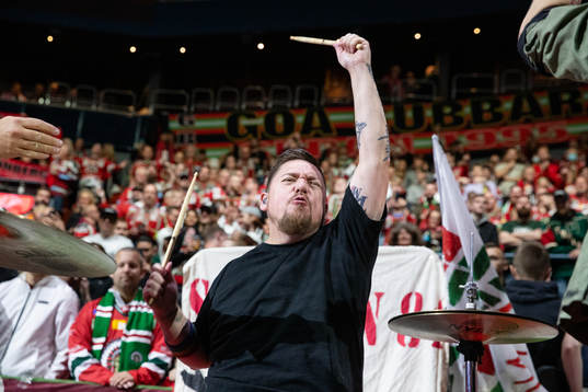 Rockbandet Lillasyster spelar innan ishockeymatchen i SHL