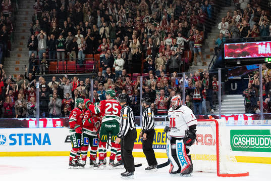Frölundas Michael Spacek jublar med lagkamrater