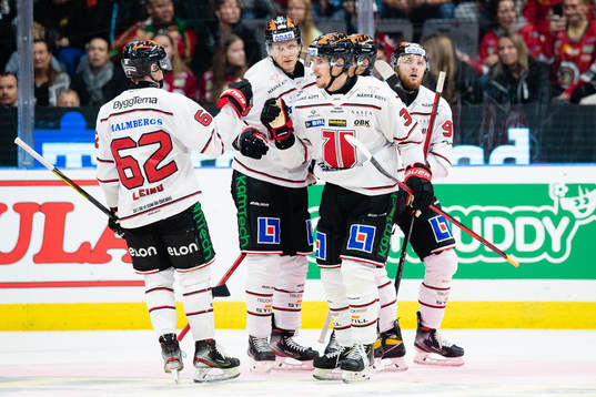 Örebros Emil Larsson jublar