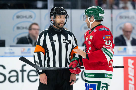 Domare Marcus Linde och Frölundas Joel Lundqvist