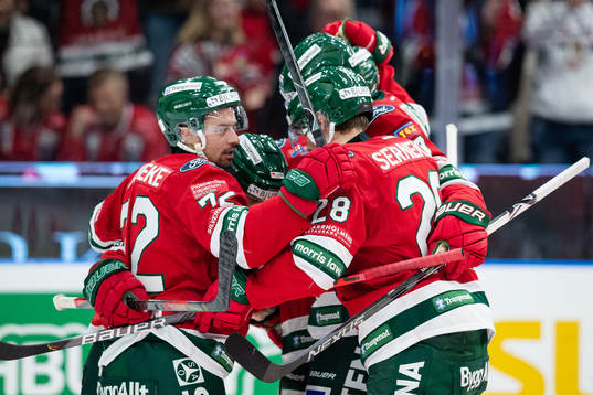 Frölundas Patrik Carlsson jublar med lagkamrater