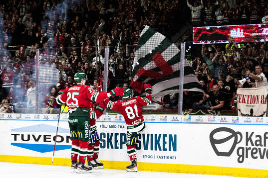 Frölundas Ryan Lasch jublar med lagkamrater