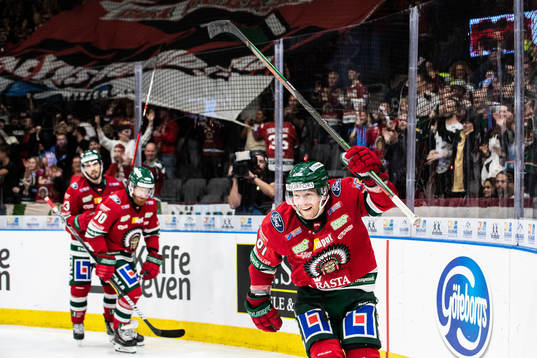 Frölundas Ryan Lasch jublar med lagkamrater