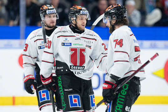 Örebros Miikka Salomäki jublar med lagkamrater