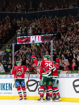 Frölundas Ryan Lasch jublar med lagkamrater