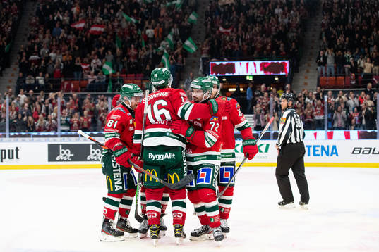Frölundas Patrik Carlsson jublar ihop med lagkamrater