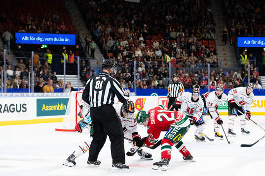 Örebros Jani Lajunen tekar mot Frölundas Karl Henriksson