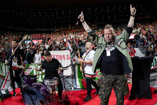 Rockbandet Lillasyster spelar innan ishockeymatchen i SHL
