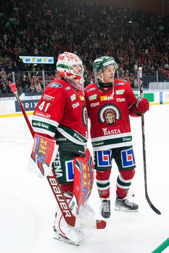 Frölundas målvakt Niklas Rubin och Max Friberg