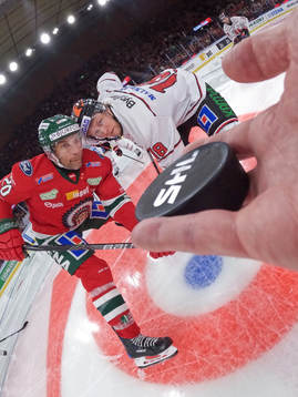 Domare Marcus Linde i färd med att släppa pucken vid