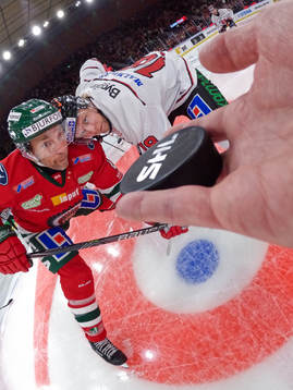Domare Marcus Linde i färd med att släppa pucken vid