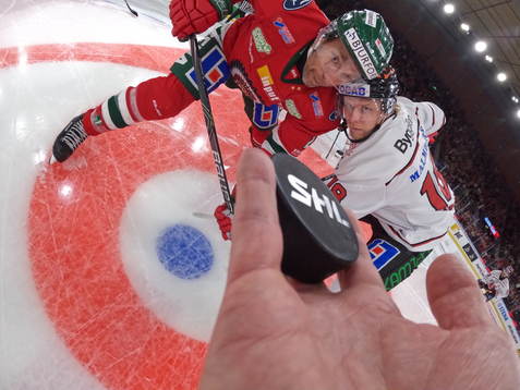 Domare Marcus Linde i färd med att släppa pucken vid