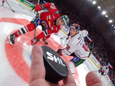 Domare Marcus Linde i färd med att släppa pucken vid