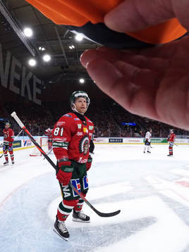 Frölundas Ryan Lasch pratar med domare Marcus Linde